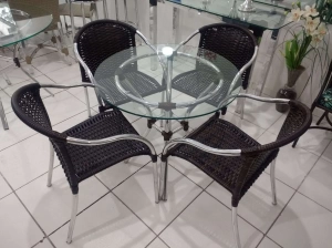 Conjunto Calais mesa aro 60 + 4 cadeiras empilháveis 